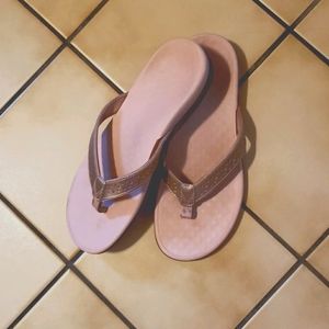 Comfy Vionic rise colored flip flops